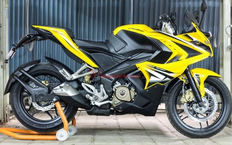 bajaj pulsar rs200 r15